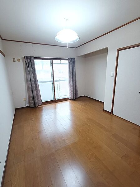 北側約6帖の洋室は二重サッシとなっております。