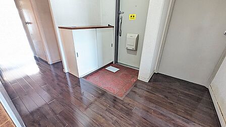 玄関には、収納力のあるシューズボックスを設置。すっきりと片付いた空間で、毎日気持ちよくお出かけいただけます。