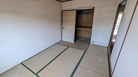 和の趣を感じる居室には、収納スペースも備わっています。畳の香りが心地よく、落ち着いた時間をお過ごしいただけます。