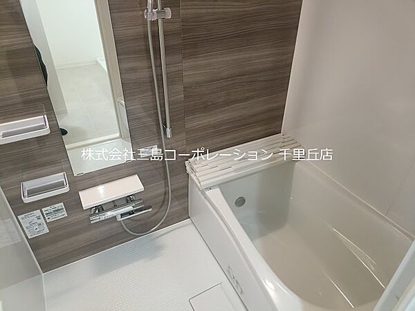 落ち着いた色合いで統一された浴室は、日々の疲れを癒やしてくれる空間です。ゆったりと湯船に浸かり、リラックスタイムをお過ごしください。