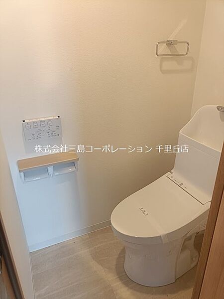 温水洗浄便座付きのトイレは、日々の暮らしを快適にサポートします。トイレットペーパーホルダー上には便利な棚も備え付けられています。