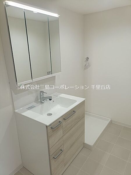 三面鏡付き洗面台が毎日の身支度を快適にサポートします。収納力もあるので、洗面周りをすっきりと保てます。清潔感のある空間で、新しい暮らしを始めませんか。
