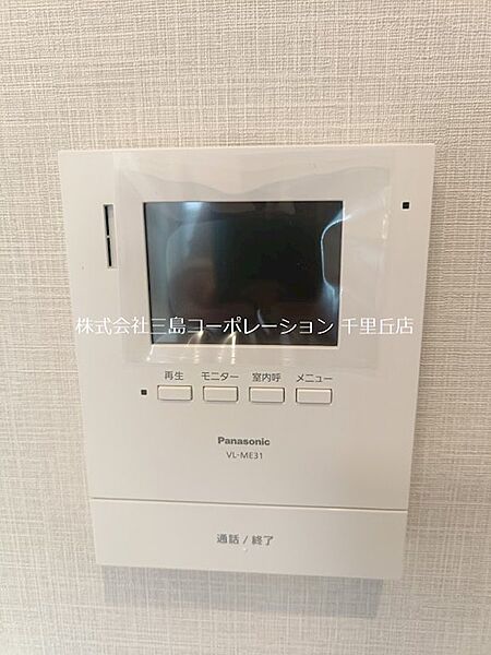 訪問者の顔が確認できるモニター付きインターホンは、防犯面で心強い設備です。来客対応も安心です。