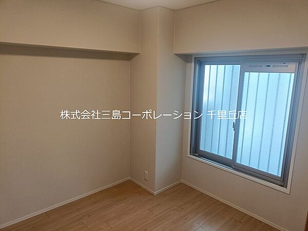 明るい木目調のフローリングと淡い壁が広がる居室。どんなインテリアにも調和し、居住空間を自由にアレンジできます。