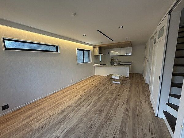 明るい木目調の床と落ち着いた壁の色が調和するリビングダイニング。間接照明が空間を優しく照らし、穏やかな時間を演出します。＃リビング ＃ダイニング ＃新生活