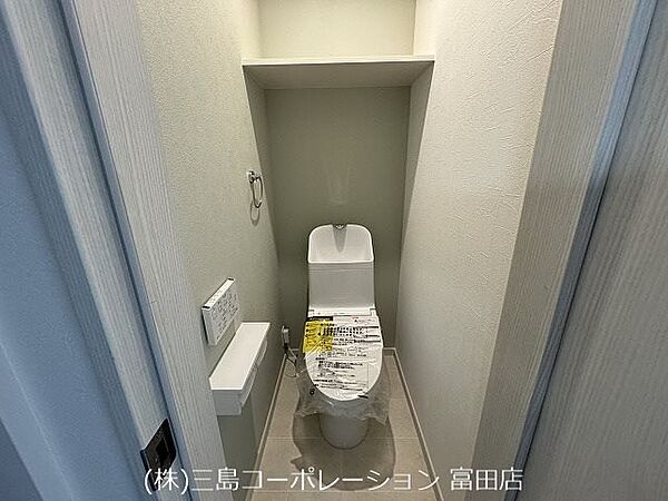 清潔感あふれるトイレは、日々の快適さを支える大切な場所。上部の棚には、芳香剤や予備のトイレットペーパーを置くことができます。