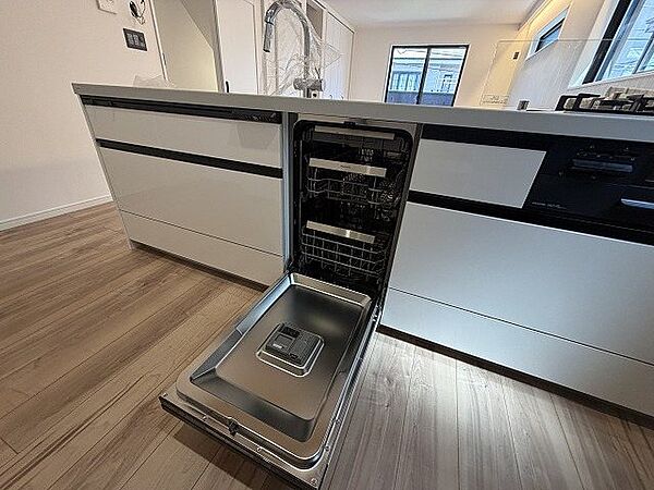 美しいキッチンには、食洗機（フロントオープン）を完備。家事の負担を減らし、ゆとりの時間を提供します。日々の暮らしを快適にする設備が魅力です。