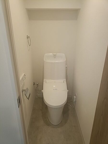 清潔感あふれるトイレは、訪れる人に快適な時間を提供します。温水洗浄便座付きで毎日を快適に。上部の収納スペースも魅力です。
