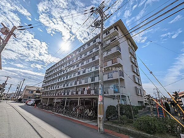 陽光が降り注ぐ、開放的な立地のマンション。爽やかな青空の下、快適な暮らしがここから始まります。駐輪スペースも充実しています。