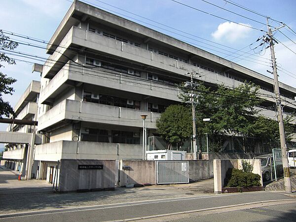 吹田市立千里丘中学校（910m）