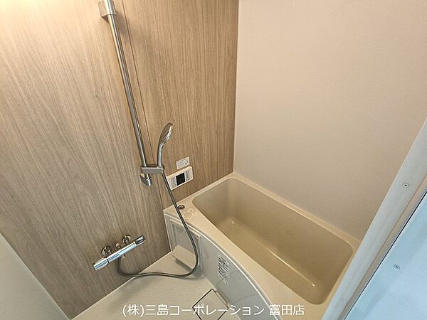 落ち着いた色合いの壁が、リラックスできる浴室空間を演出します。一日の疲れを癒すバスタイムをお楽しみください。