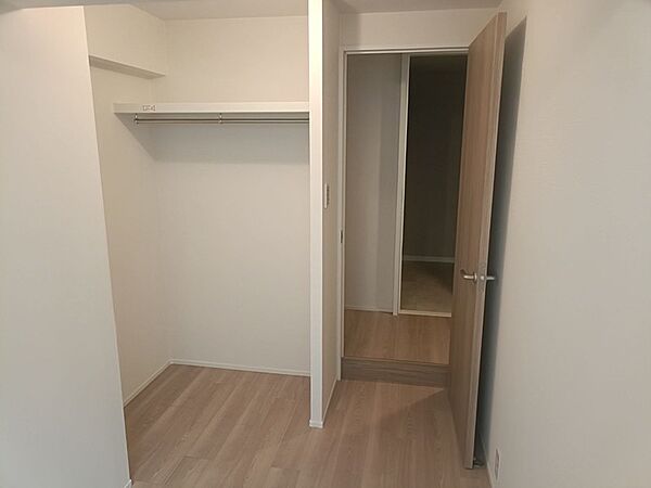 衣類を掛けられるハンガーパイプ付きの収納スペース。季節ものや小物も整理して収納できます。