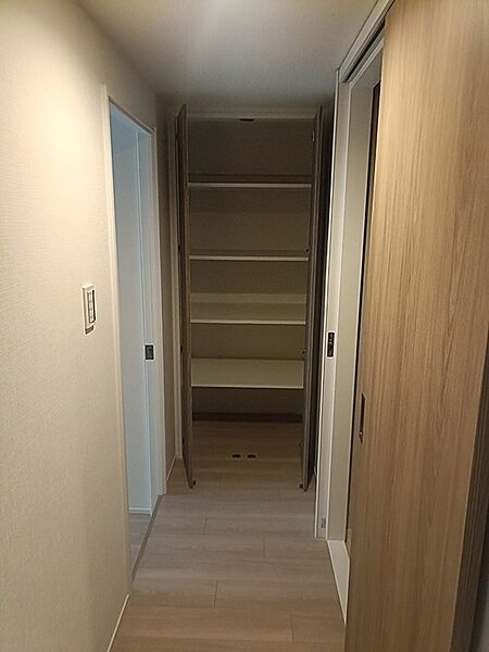 玄関さきに大型の収納スペース。棚板で高さを調整でき、ご家族の荷物をすっきりと整理できます。