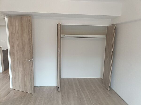 衣類をすっきりと整理できるクローゼット。ハンガーパイプ付きで、機能的な収納スペースです。