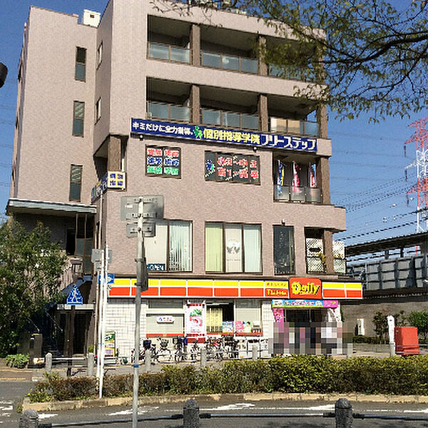 デイリーヤマザキ 上牧駅前店（923m）
