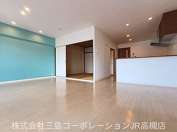 ■LDK（約18帖）/7階の絶景と会話弾む対面キッチン！広々とした約18帖LDK
