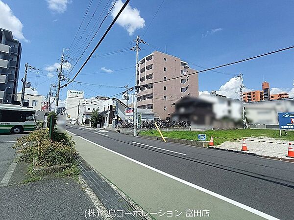 広々とした更地で、様々なプランニングが可能な土地です。周辺は住宅やマンションが立ち並び、生活利便性の良いエリアです。