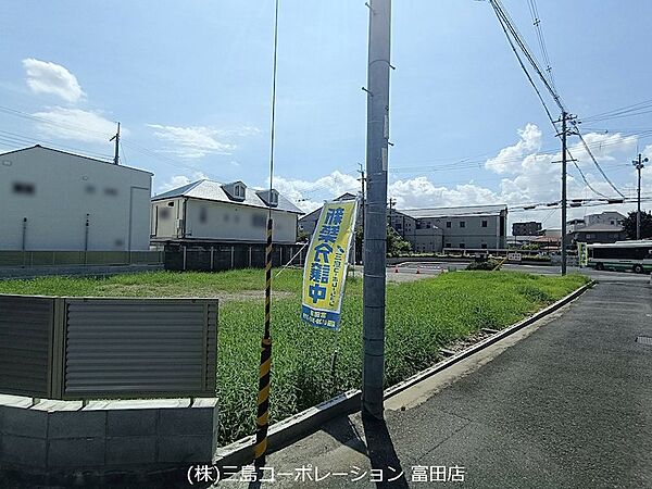 日当たり良好な開放感ある土地です。商業施設にも近く、生活しやすい環境が魅力。この機会に、理想の住まいを計画しませんか。