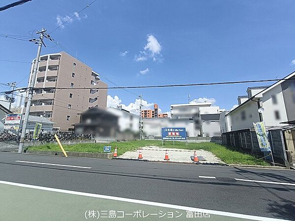 街路に面した開放的な立地です。近隣には商業施設もあり、生活の利便性も期待できます。建築プランのご相談も承ります。