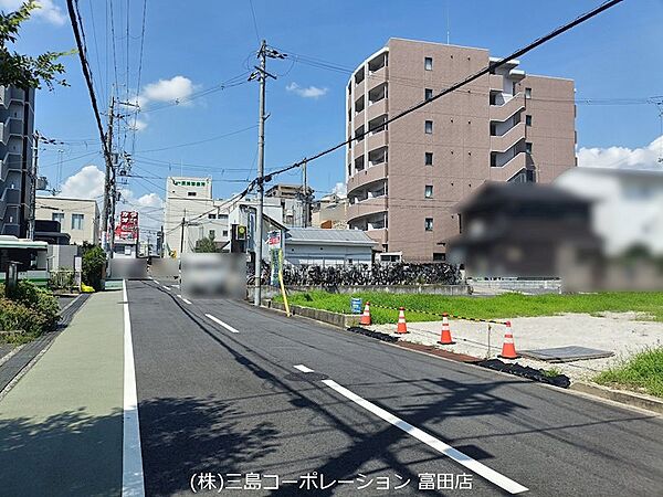 周辺には集合住宅や店舗が点在し、活気のあるエリアです。新しい生活を始める場所としておすすめです。