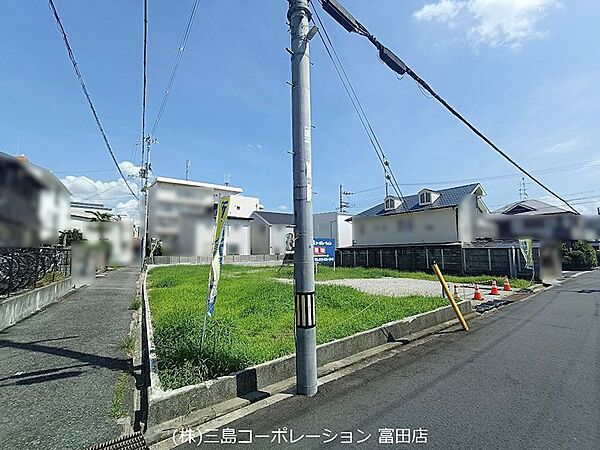 閑静な住宅街に位置する、住環境の良い売地です。理想の住まいを自由に設計できます。
