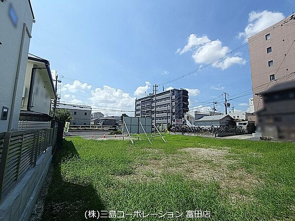 豊かな青空が広がる開放的な立地。建築プランの自由度が高く、理想の住まいを実現できる宅地です。周辺環境と合わせて現地をぜひご覧ください。