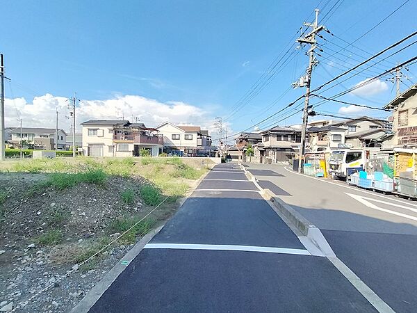 東側前面道路（歩道含む）　幅員約　9.3m