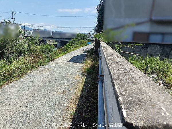 水辺に続く小道は、自然を感じる散策にぴったり。日常にリフレッシュを求める方に。