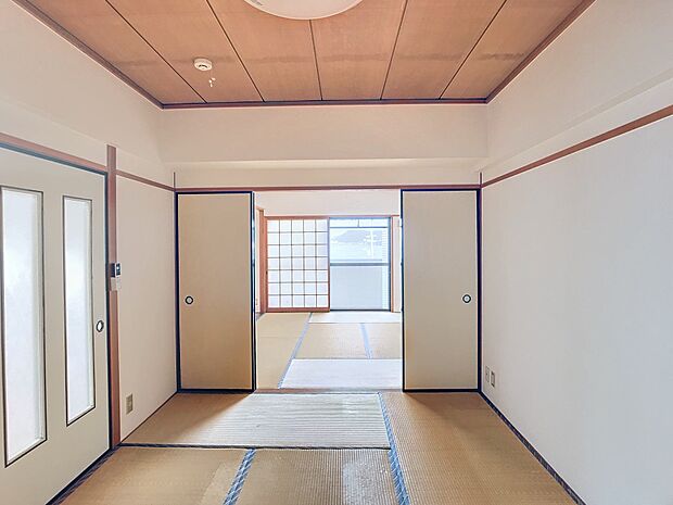 二間続きの和室は障子を開けるとバルコニーからの日差しも入って明るい室内です。