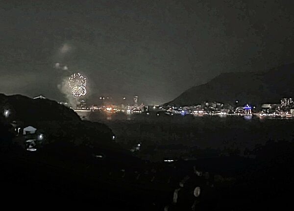 夏の関門花火大会では門司側、下関側の打ち上げ花火をご覧いただけます！門司港レトロの明かりもキレイです
