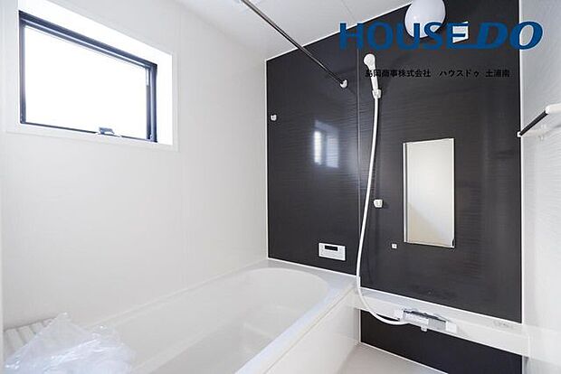 1坪タイプの広い浴室。アクセントパネル採用のモダンなデザイン。乾燥・暖房機能付き♪