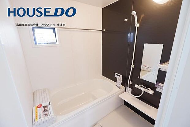 1坪タイプの広い浴室。アクセントパネル採用のモダンなデザイン。乾燥・暖房機能付き♪