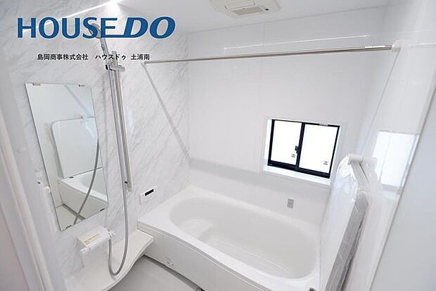 1坪タイプの広い浴室。アクセントパネル採用のモダンなデザイン。乾燥・暖房機能付き♪照明は電球色と昼白色の切り替えができます♪