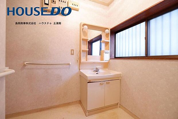【2024/3/28　洗面所】すがすがしい朝を感じさせる洗面所。白を基調とした清潔感のあるスペース。