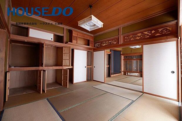 1階8帖和室(1)床の間や神棚がある本格的な和室です。二間続きの広々空間！