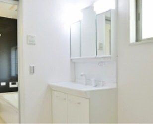 お手入れしやすく使いやすい3面鏡付きの洗面台。収納スペースも広く、洗剤や掃除道具をたっぷりと収納できます。