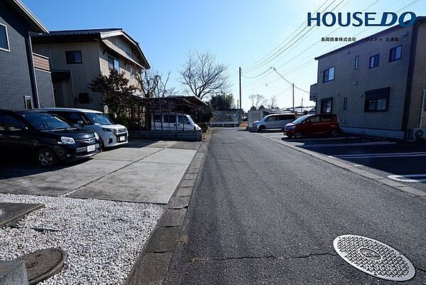 接面道路（別角度）南西側の道路幅約5ｍあります！交通量もすくなく、駐車がしやすい印象でした！