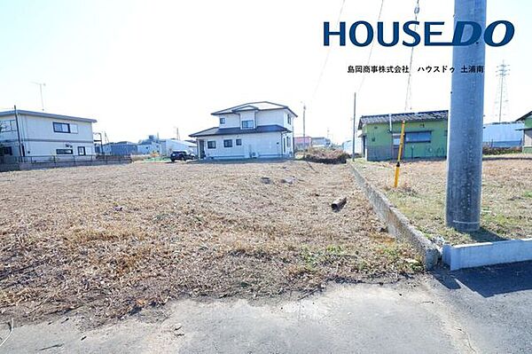 写真の右側の一部が土浦市道です。2項道路の為セットバックが必要となります。