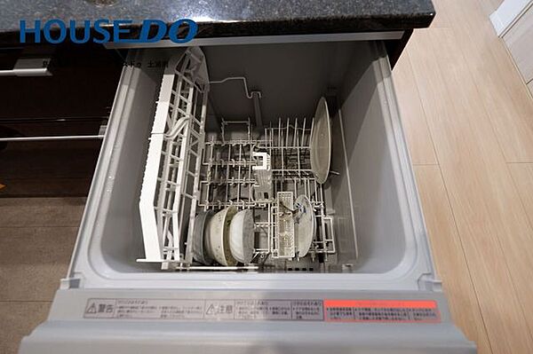 毎日の食器洗いはビルトイン食洗機におまかせ。家族が増えても洗い物に追われず、空いた時間は自分やお子さまのために。手荒れや冬の冷水のストレスからも解放される、毎日うれしい設備です。