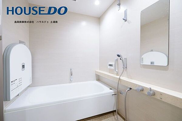 洗い場の広い、1.25坪のお風呂！照明には秘密の仕掛けがあります。ぜひ現地で見てみてください♪なんとお風呂にも床暖房♪