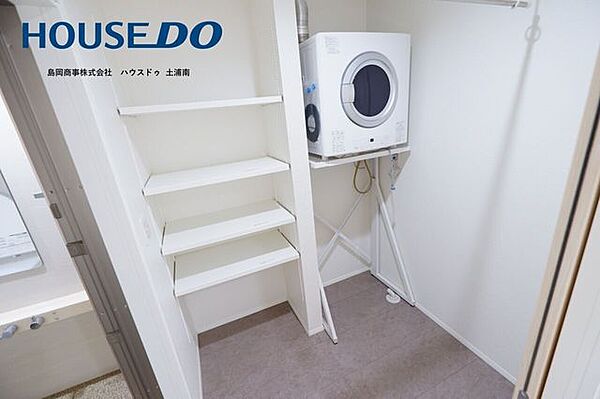 ガス乾燥機「乾太くん」標準装備で、雨の日も約1時間でふんわり乾燥。ホスクリーンと可動棚も備え、洗面所から独立した使い勝手のよいランドリースペースです。床暖房付きでヒートショック対策も万全♪
