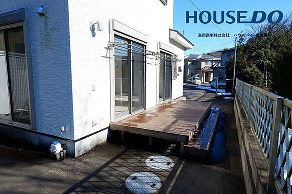 LDKにつながるウッドデッキ！2窓に接しているので、大きなウッドデッキで利用しやすいですね♪高さも2段に分かれているので外からも入りやすい仕様です
