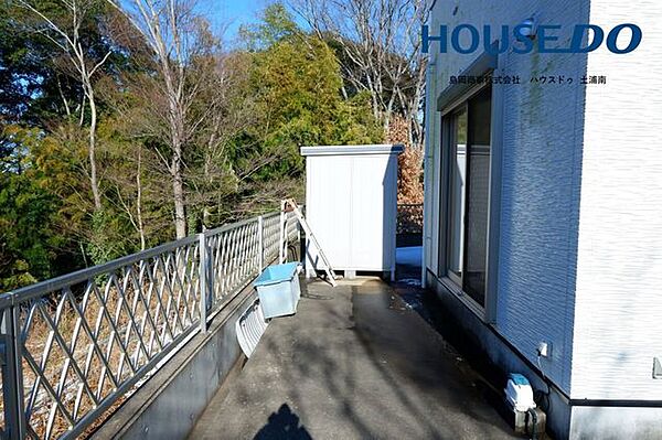 建物西側の写真！後ろもコンクリート舗装となっております♪