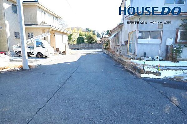 正面の道路から敷地の道路部分の写真です。