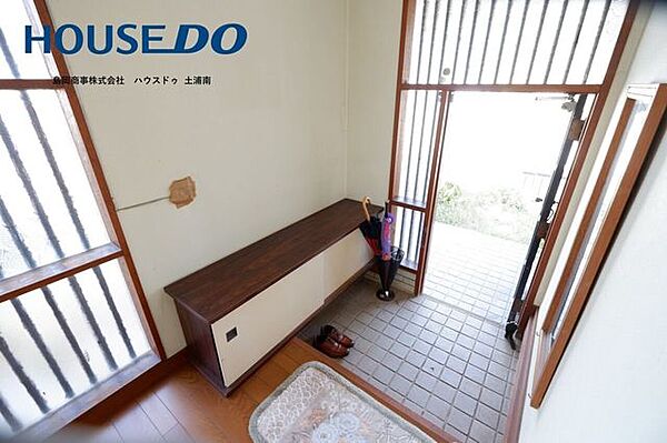 【玄関】玄関廻りがすっきり片付く、収納力豊富なシューズボックス♪ お客様・お友達を気持ちよく出迎えられる玄関入口♪