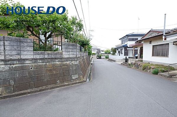 東側公道幅員約5.23ｍ。南から北に向けて撮影しています。画像左側が本物件です。道路との段差は最大で1.8ｍほどあります。