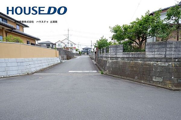 南側公道幅員約5.34ｍ。東から西側に向けて撮影しています。画像右側が本物件です。