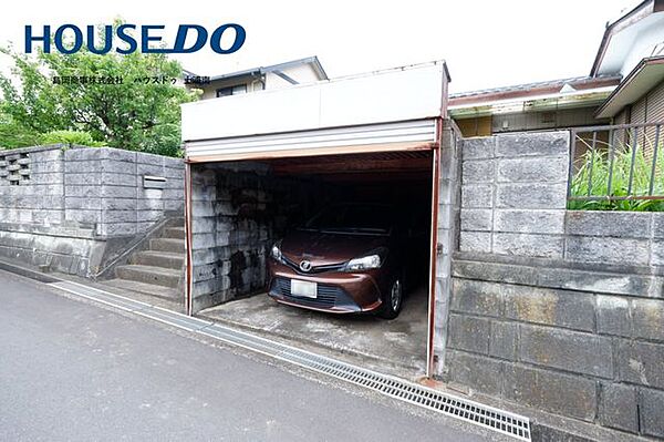 駐車場はガレージになっています。駐車できる車を選ぶため、現地をよくご確認ください。解体して天井を払ったり、幅を広げたりもできます。
