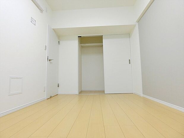 5.5帖の洋室には大型の収納スペースを設けました。主寝室にぴったりのお部屋ですね。