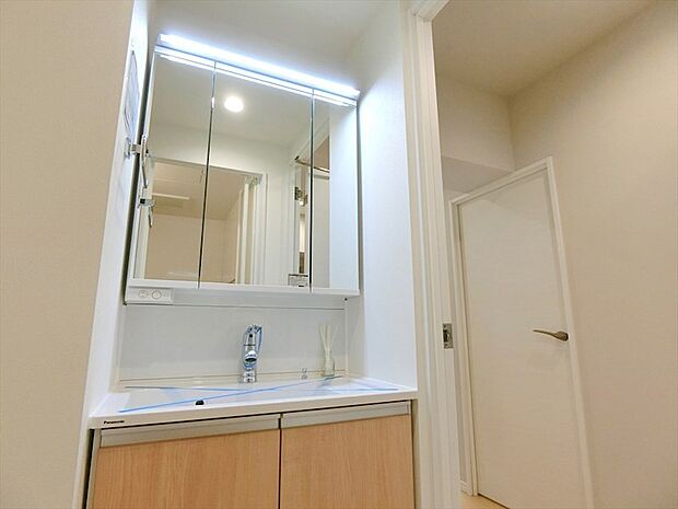 豊富な収納スペースが設けられた3面鏡付きの洗面台。準備の時間も快適に行えますね。